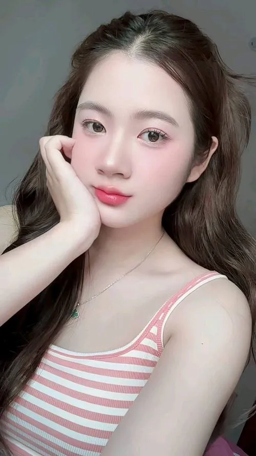 36 Ulzzang diện áo cardigan trắng bên quán cà phê nhỏ son lòng môi ngọt làm nụ cười thêm tươi và có sức hút