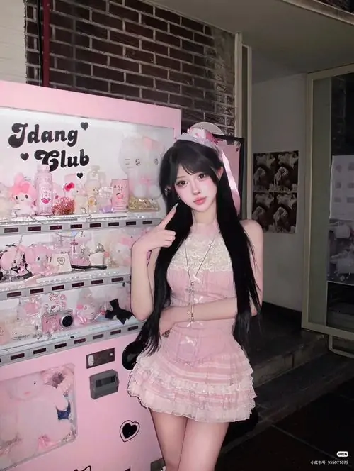 31 Bên quán nước tông kẹo, nàng dịu dàng phối túi xách hồng đồng điệu, tổng thể chuẩn phong cách pinky