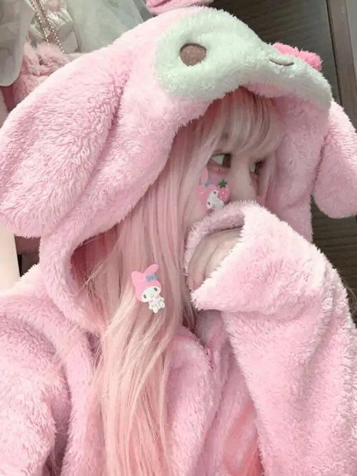 33 Tại quán cà phê, ảnh gái đẹp chụp quán cà phê phối áo hồng với chân váy, đúng kiểu pinky dịu mà sáng