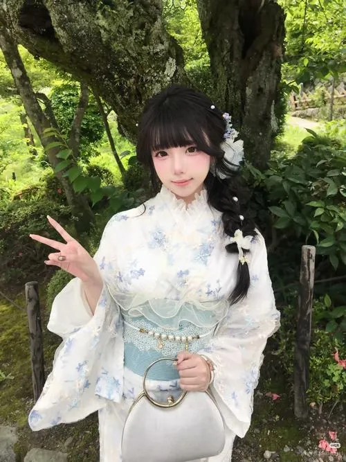 8 Hot girl mỹ nhân mặc kimono đỏ rực rỡ obi lớn pose nghiêng người bên cây sakura nở hoa