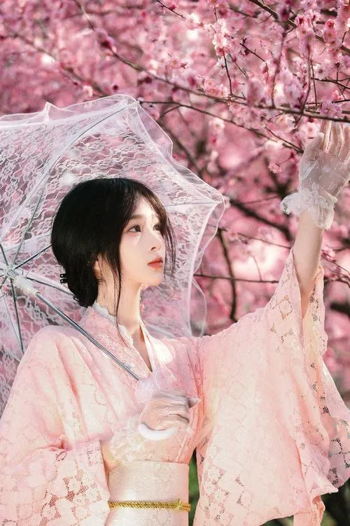 10 Cô gái Nhật khoác yukata nhẹ nhàng cầm ô giấy bước đi trên lối đá cổ kính giữa cây xanh