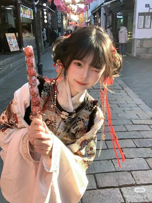 13 Nàng thơ kimono xanh lá họa tiết chim hạc tóc búi cao trâm cài ngọc thần thái tĩnh lặng nhã nhặn