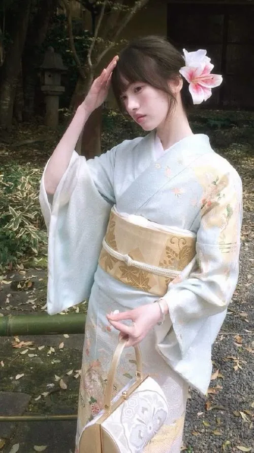 16 Mỹ nhân truyền thống mặc kimono xanh dương họa tiết sóng nước tóc búi cao cầm quạt đứng bên cầu gỗ