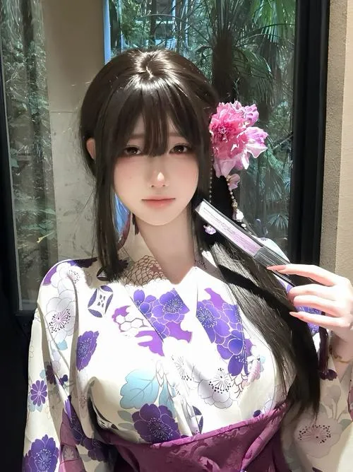 17 Ảnh gái xinh trong kimono hồng phấn obi vàng cầm túi nhỏ pose khép nép giữa phố cổ đèn lồng