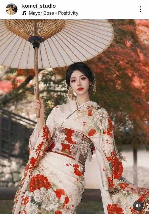 18 Ảnh cô gái trong furisode màu pastel cầm quạt giấy đứng tựa tường gỗ cổ kính ánh sáng dịu nhẹ