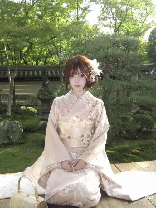 20 Cô gái Nhật mặc kimono xanh dương họa tiết hoa obi vàng pose khép nép thần thái dịu dàng