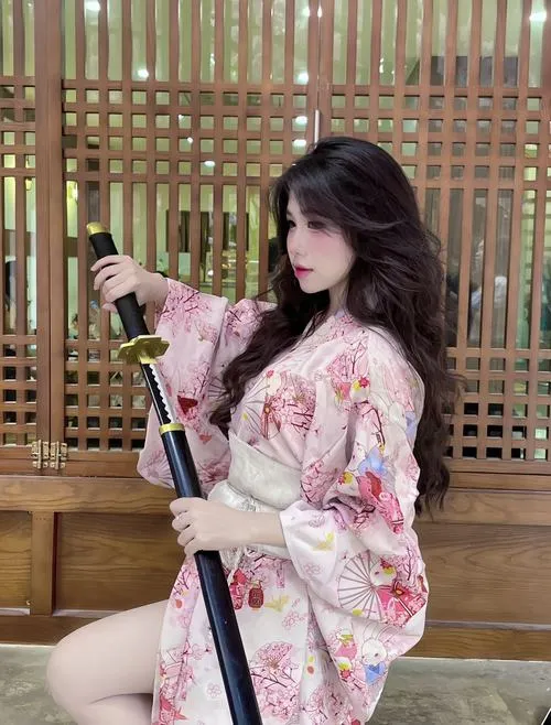 21 Gái đẹp diện furisode đa màu sắc tóc cài trâm lấp lánh đứng bên lối đi đá cổ kính Kyoto