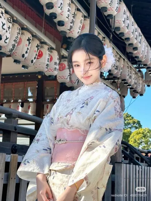 23 Mỹ nhân truyền thống trong kimono trắng viền đỏ đứng bên đền chùa cổ ánh mắt đoan trang thanh tao