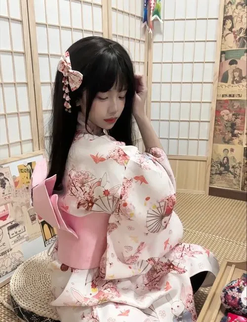 24 Nàng thơ cute kimono tím obi hồng pose cầm ô giấy dưới tán anh đào rơi nhẹ nhàng