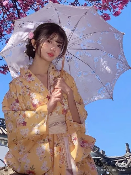 25 Ảnh cô gái trong furisode đỏ rực rỡ obi vàng óng ánh tóc búi cài hoa tươi cười rạng rỡ dưới nắng