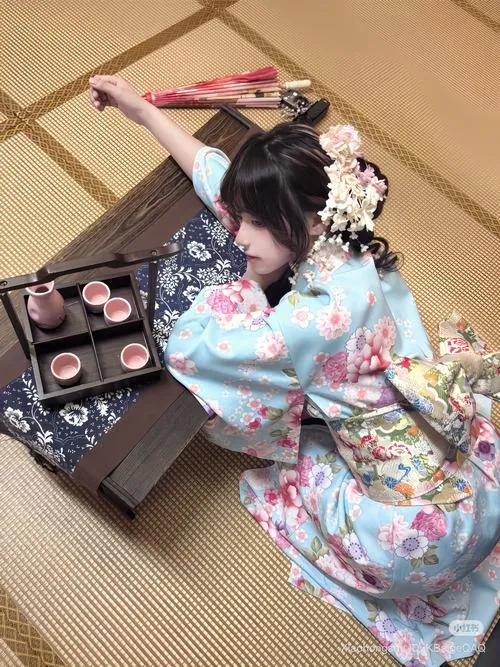 1 Ảnh gái xinh trong kimono hoa anh đào dịu dàng đứng bên đền chùa cổ với tóc búi cao cài trâm kanzashi thần thái nhã nhặn