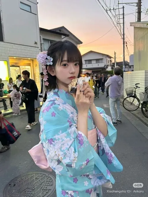 28 Thiếu nữ xứ anh đào diện furisode tím obi đỏ pose quay lưng khoe phần gáy trắng mịn dưới nắng