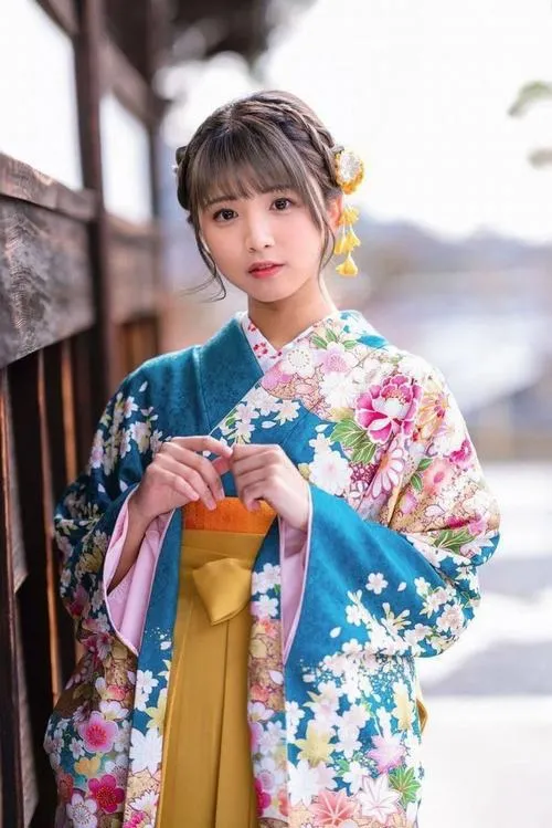 30 Cô gái Nhật trong kimono họa tiết cầu kỳ tóc cài kanzashi pose nhẹ nhàng bên đèn lồng đỏ cổ điển