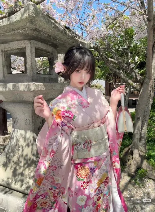2 Cô gái Nhật diện furisode hồng nhạt obi thắt cầu kỳ ống tay dài bay nhẹ giữa tán sakura thơ mộng
