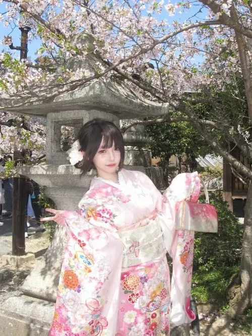 3 Mỹ nhân truyền thống khoác kimono trắng tinh khôi cầm quạt giấy đứng tựa cổng torii ánh mắt đoan trang thanh lịch