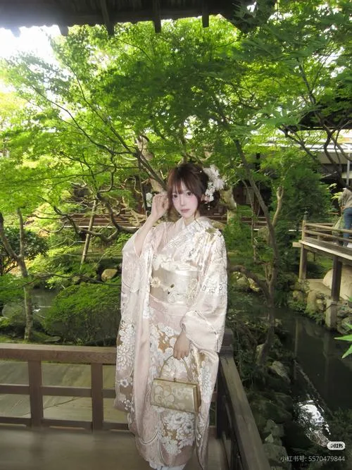 4 Thiếu nữ xứ anh đào trong kimono họa tiết hoa mùa xuân tóc búi cao trâm cài lấp lánh bên hồ nước tĩnh lặng