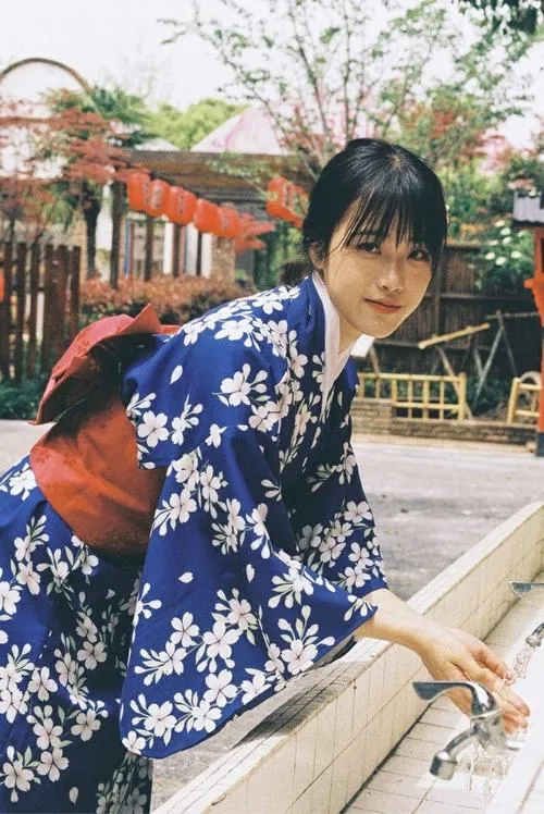 6 Giai nhân Nhật Bản trong kimono trắng tinh khiết cầm ô đỏ đứng bên cổng torii hoài niệm lãng mạn