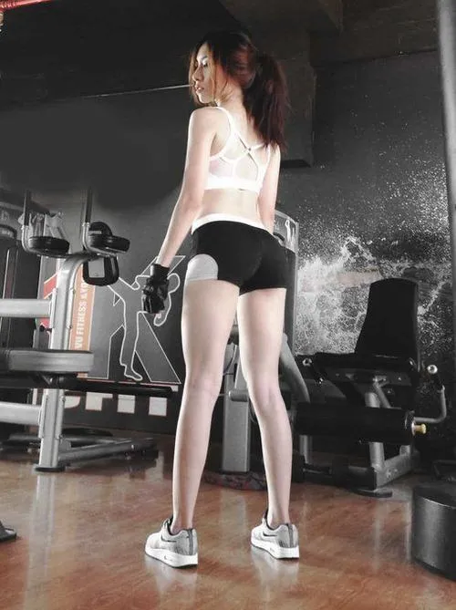 33 Gái đẹp đứng trước gương lớn giữa khu tạ tự do với áo thể thao ôm dáng và ánh nhìn đầy tự tin