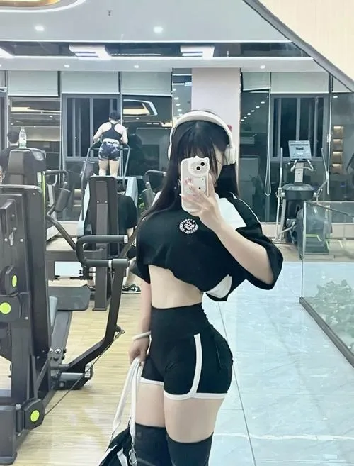 29 Ảnh gái xinh đứng ở khu tạ tự do cầm găng tay tập tạ làm bật vòng eo săn chắc và vẻ đẹp khỏe