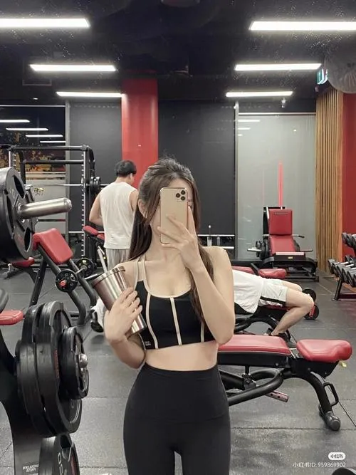24 Mỹ nhân tự chụp trước gương ở phòng tập hiện đại khoe cơ bụng số 11 cùng ánh mắt rất có hồn