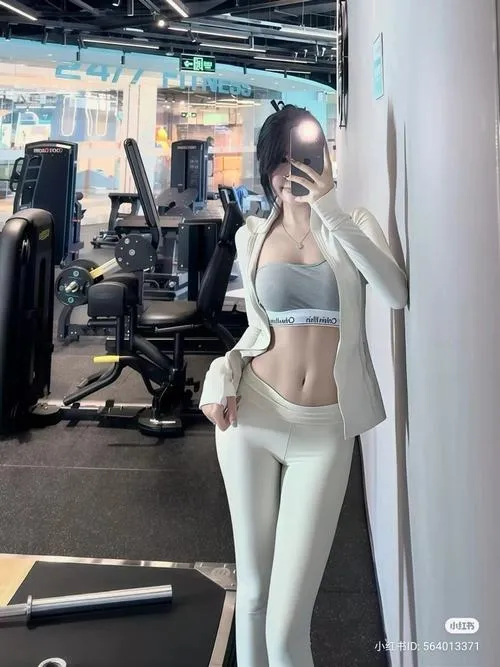 28 Hot girl sexy bước ra từ khu máy tập với đôi chân khỏe khoắn và nhịp thở dồn dập đầy sức sống