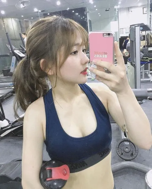 31 Ảnh gái đẹp tập thể hình tạo dáng bên dàn tạ với quần legging ôm chân làm bật tỷ lệ cơ mỡ tối ưu