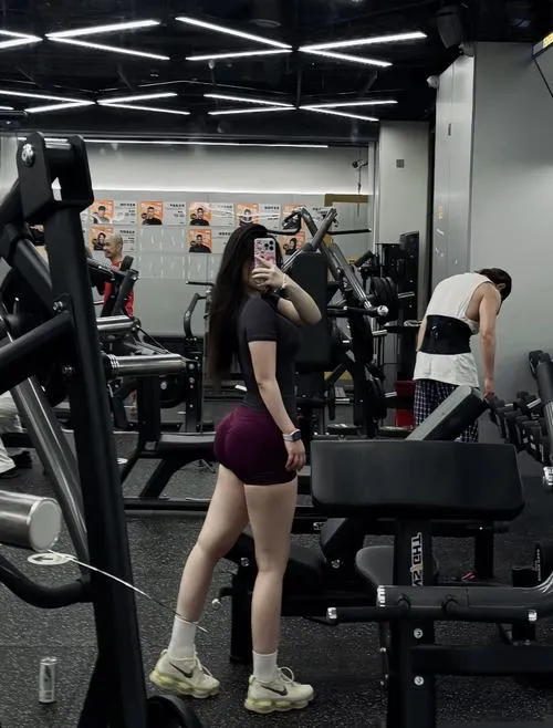 21 Khoảnh khắc nóng bỏng ghi lại nữ tập gym xoay người cạnh gương lớn với vòng ba nảy nở rất nổi bật