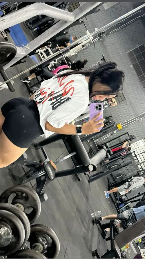 3 Bóng hồng giữa phòng tập hiện đại xoay người nhẹ khoe lưng đẹp trong bộ đồ tập gọn ghẽ đầy sức sống