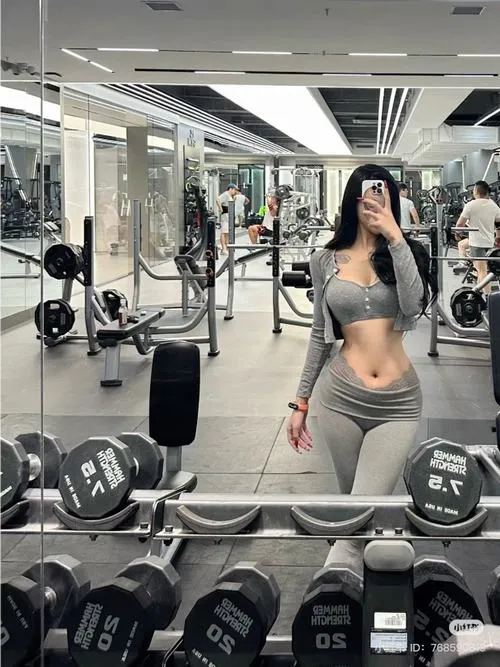 10 Thiếu nữ dễ thương bước nhẹ trên thảm tập với quần legging gọn gàng tôn chân săn và nét mặt thư thái