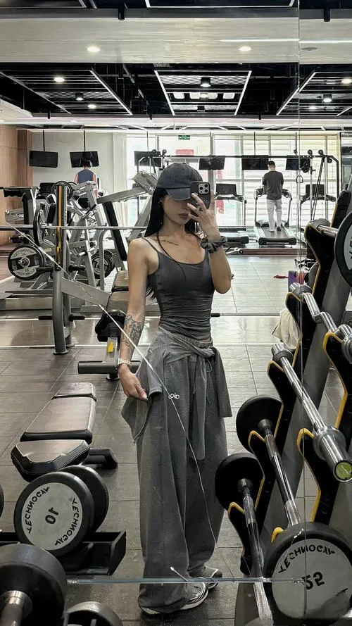 2 Mỹ nhân trong góc gương check dáng diện đồ tập ôm gọn để lộ vai gọn và vẻ mướt dáng cuốn người xem