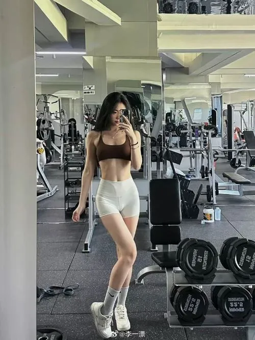 13 Thiếu nữ dễ thương mỉm cười trong góc phòng gym với giày tập gọn gàng và thần sắc sáng khỏe tự nhiên