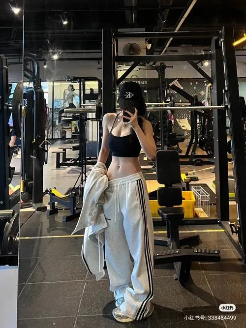 9 Ảnh gái mặc đồ thể thao trong phòng gym đẹp tự nhiên, hút mắt và rất có chất