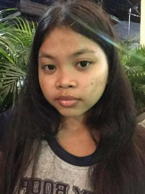 21 Ảnh gái ngộ nghĩnh ngoài trời với tóc dài xõa và áo tối màu, cô bé nhìn thẳng máy trong khung cây lá xanh, nét mặt nghiêm nghiêm tạo độ tương phản vui mắt, như đang vô tình lọt vào một ảnh meme rất hiền