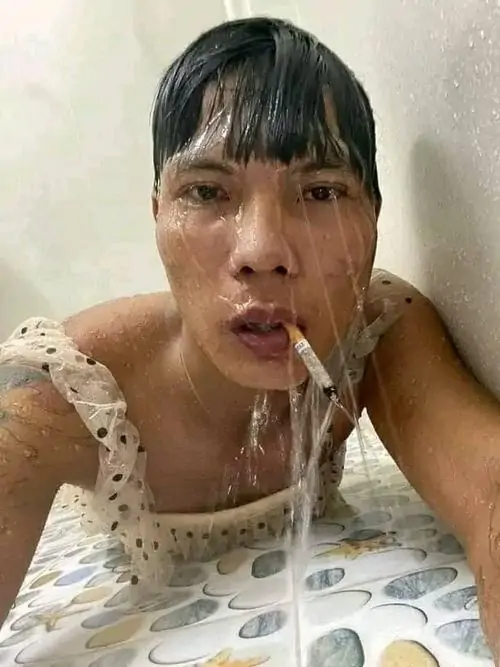 22 Người phụ nữ cúi sát vòi nước, tóc ướt và miệng mở tròn khi nước chảy mạnh xuống mặt, khoảnh khắc bất ngờ này làm nọng cằm lộ nhẹ và tạo cảm giác ảnh dìm hàng nữ cực sống động, nhìn là khó nhịn cười