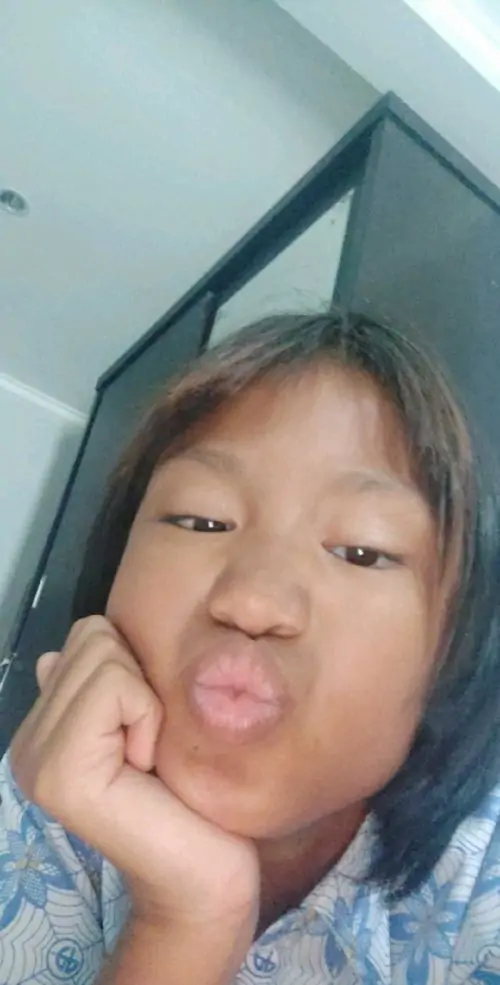 23 Hình gái lạ đời cho thấy cô bé tựa má lên tay trước gương, môi chu sang một bên và mắt lim dim như đang giận yêu, nền phòng tắm càng làm bức selfie này mang đúng chất mộc và rất đỗi gần gũi