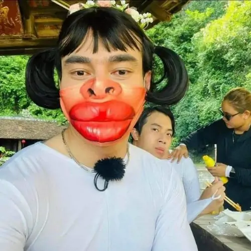 27 Ảnh gái ngộ nghĩnh với filter mũi heo và tóc buộc hai bên khiến gương mặt biến thành phiên bản tấu nét cực mạnh, nền cây cối phía sau làm bức selfie thêm sinh động, đúng kiểu ảnh nhan sắc lạ gây cười tức thì