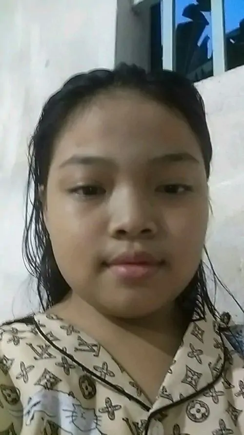 20 Khuôn mặt chụp thẳng trong áo ngủ họa tiết, tóc búi gọn và ánh sáng trắng khiến làn da hiện rõ, bức này giống ảnh chân dung nữ không theo chuẩn đẹp nhưng lại khá dễ nhìn vì thần thái bình ổn và rất thật