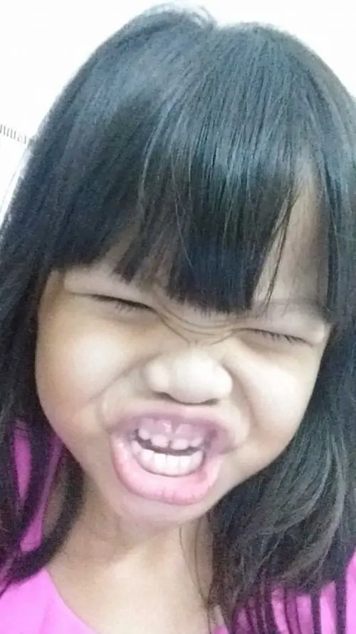 10 Cô bé dí sát mặt vào máy, mắt nhắm tít và miệng há lớn để tạo trò, toàn bộ biểu cảm lệch nhịp khiến bức hình giống một ảnh dìm hàng nữ chuẩn bài, càng nhìn càng thấy tinh nghịch chứ không hề nặng nề