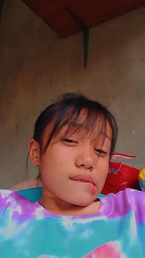 11 Ảnh gái dìm hàng bắt trúng khoảnh khắc cô bé nằm nghiêng trên giường với tóc mái rối nhẹ, mắt khép và môi thư giãn, không khí buồn ngủ làm bức ảnh tự nhiên hẳn, như vừa tỉnh dậy đã bị chụp trộm đầy hài hước