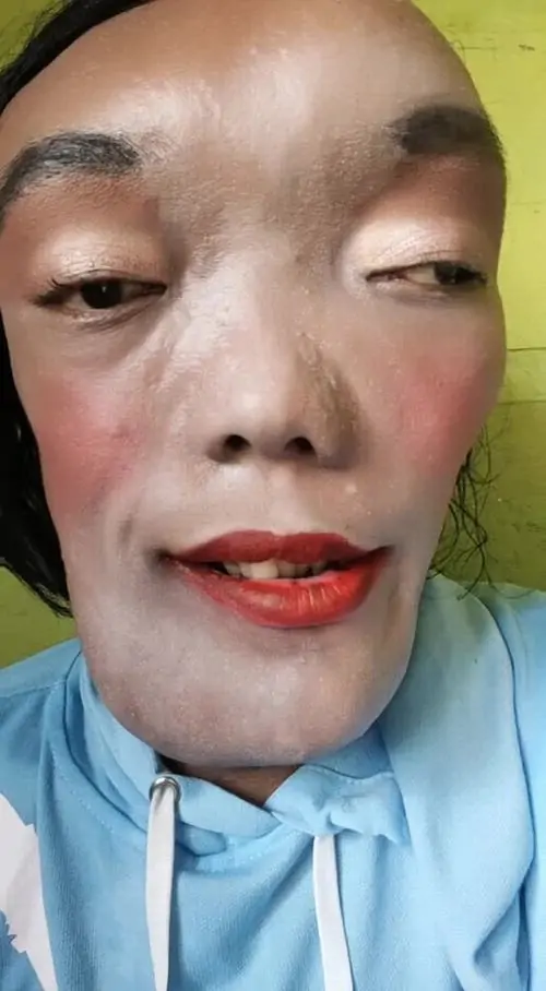 13 Hình gái tấu hài cận mặt với lớp son đậm, má đỏ và ánh nhìn nửa tỉnh nửa say, cách trang điểm lem cố ý đẩy cảm giác gây cười lên rõ hơn, hợp kiểu ảnh chế hài hước dùng để chọc bạn thân trong nhóm chat