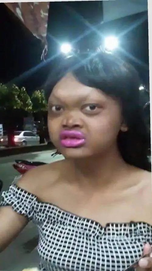 14 Bức selfie ngoài trời đêm dùng ánh sáng gắt từ đèn phía trên, khuôn mặt nổi bật giữa nền tối và bờ vai trần tạo nét rất khác, kiểu chụp này làm thần thái có chút phi chuẩn nhưng vẫn đủ cá tính để người xem nhớ