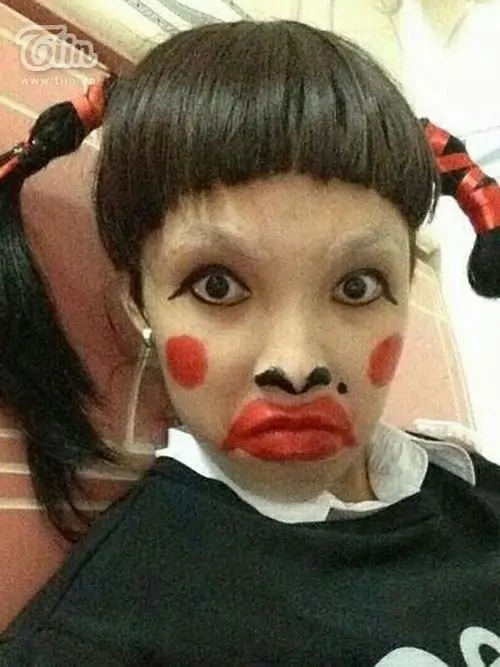 16 Gương mặt hóa trang với tóc ngắn, môi đỏ tròn và má hồng đậm khiến bức hình gợi nhớ Thị Nở phiên bản vui vẻ, từ mắt mở to đến đôi môi chu đều đậm chất góc chụp oái oăm và rất hợp không khí gây cười