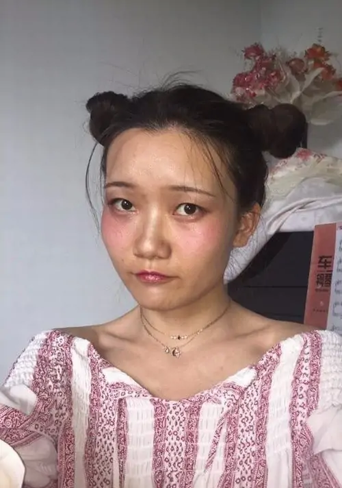 18 Cô gái buộc hai búi tóc mặc áo sọc hồng, đứng trước nền trắng với vẻ mặt phụng phịu, ánh nhìn rầu rầu làm tổng thể như một ảnh nữ chụp khoảnh khắc xấu có chủ đích, nhẹ nhàng nhưng vẫn đủ sức gây cười