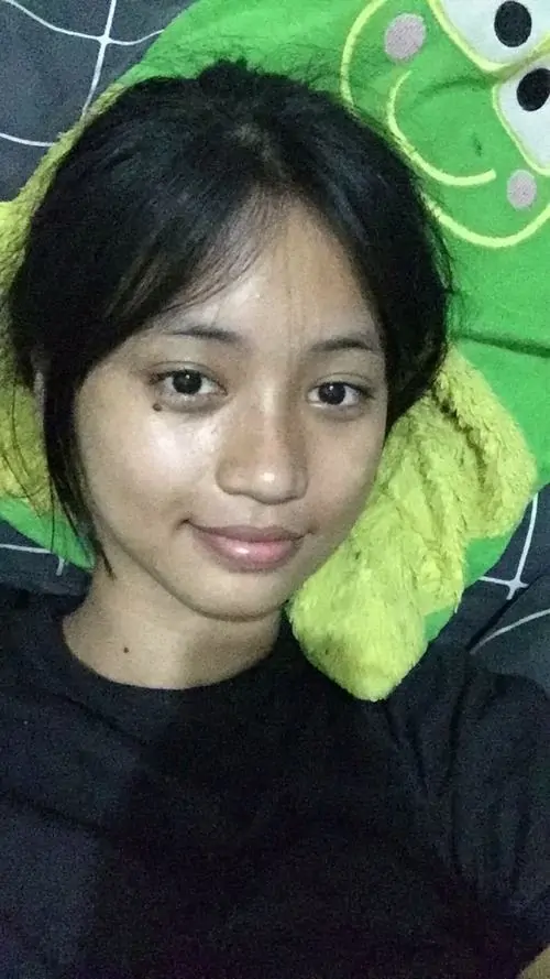 2 Cô gái nằm tựa gối xanh trong áo đen, tóc buông tự nhiên và gương mặt mộc hiện lên khá hiền, kiểu chụp cận mặt này không hề cầu kỳ nhưng lại giống ảnh dìm hàng nhẹ nhàng, càng ngắm càng thấy vui mắt