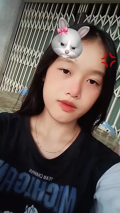 3 Hình gái tấu hài nghiêng đầu trong áo tối màu với filter tai thỏ, mái tóc ôm mặt và ánh nhìn lơ đãng khiến tổng thể vừa đáng yêu vừa nhan sắc lạ, giống kiểu selfie chụp chơi mà vẫn đủ làm người xem bật cười