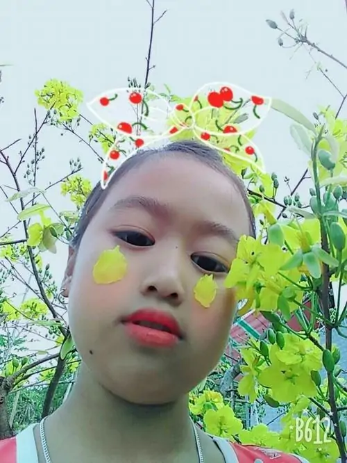 6 Dưới tán hoa và lá xanh, gương mặt chụp từ thấp lên làm cằm đầy hơn, biểu cảm khó đỡ cộng với môi đỏ nổi bật khiến bức hình mang đúng tinh thần gương mặt tấu hài, nhìn lạ mà lại rất dễ nhớ