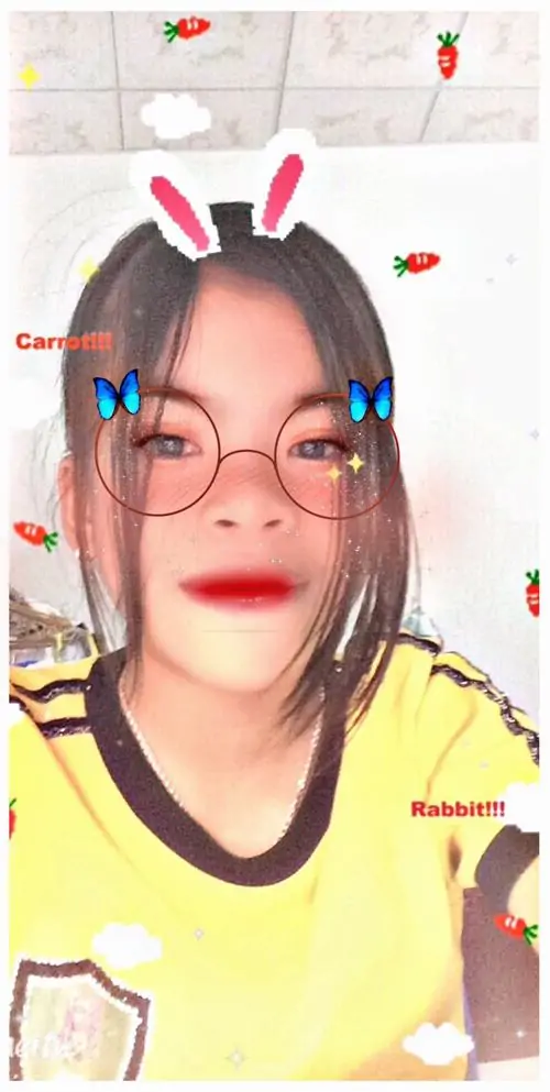 8 Bé gái áo vàng dùng filter kính trong suốt và tai thỏ, mặt hơi ngước lên giữa nền trắng nên trông như ảnh chân dung nữ không theo chuẩn đẹp, nhưng thần thái vui vui vẫn làm khung hình sáng bừng và khá bắt mắt