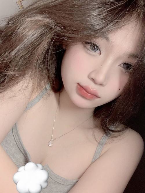 25 Nữ sinh 2k7 mặc sơ mi trắng cột tóc cao đứng ở sân bóng mang gương mặt trong veo và tinh thần tươi mới