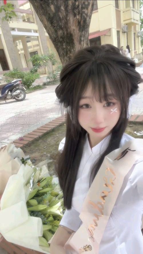 7 Nàng thơ học đường buộc nửa đầu tóc đen dài mặc cardigan trắng ngồi cạnh cửa sổ tạo cảm giác dịu dàng mộc mạc