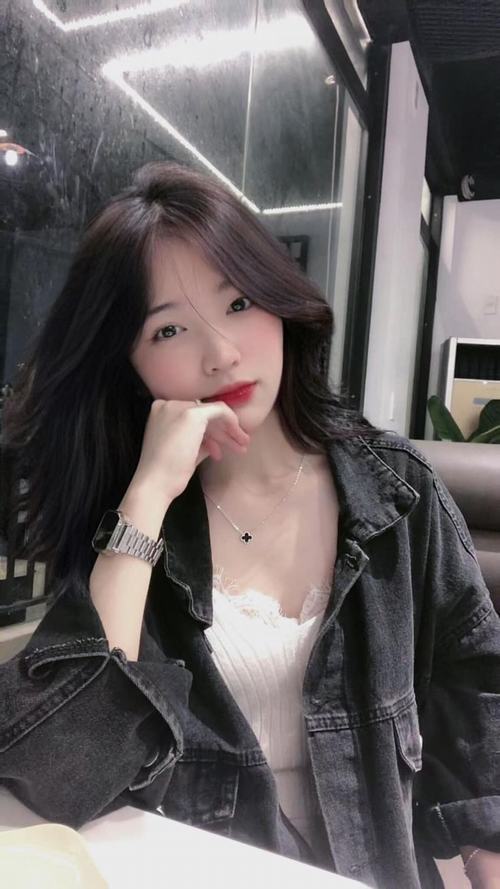 8 Ảnh gái xinh 2k7 đứng bên xe đạp với sơ mi trắng và chân váy caro nhìn giản dị mà vẫn rất thu hút